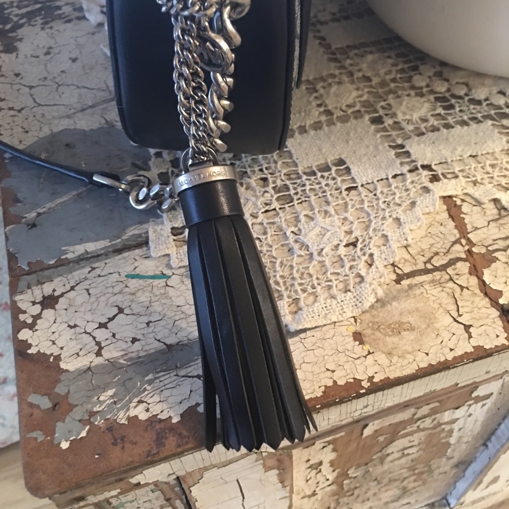 Micheal Kors Signature Ginny Messenger Crossbody - Picture 4 of 10